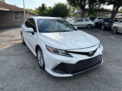 Used 2021 Toyota Camry LE FWD image 3