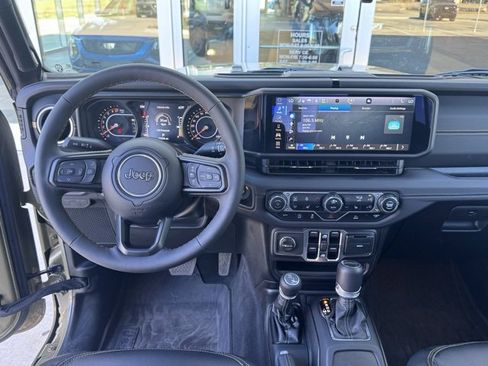 Used 2025 Jeep Gladiator Sport image 19