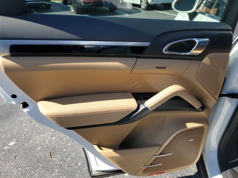 Used 2016 Porsche Cayenne image 19