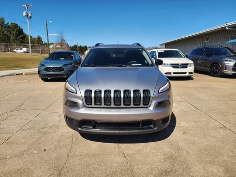 Used 2017 Jeep Cherokee Sport image 10