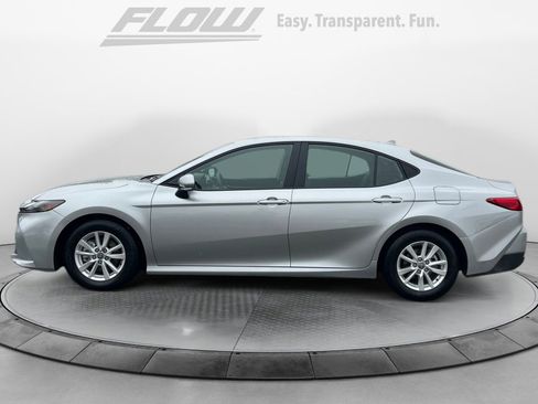 Used 2025 Toyota Camry LE image 5