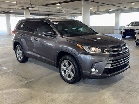 Used 2019 Toyota Highlander Limited w/ Phone Cable & Charge Package image 2