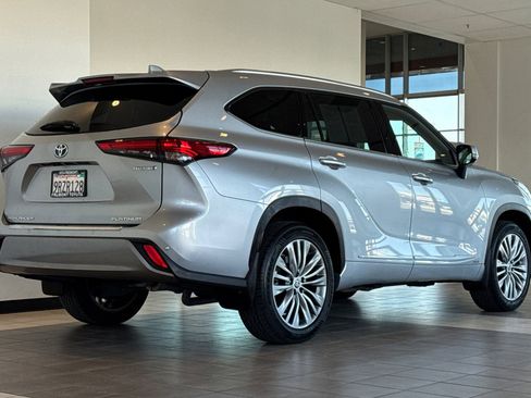 Used 2022 Toyota Highlander Platinum AWD/4WD image 4
