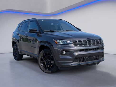 Used 2023 Jeep Compass Latitude AWD/4WD image 3