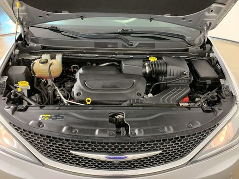 Used 2020 Chrysler Pacifica Touring w/ Advanced Safetytec Group FWD image 41