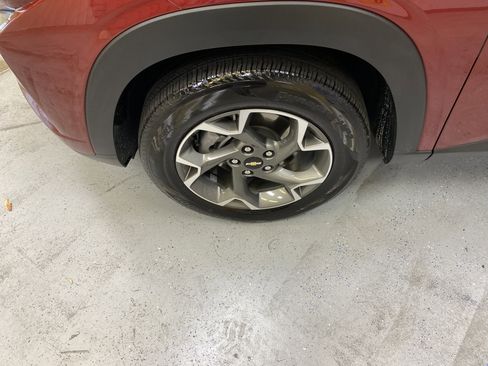 Used 2025 Chevrolet Trax LT w/ LT Convenience Package image 11