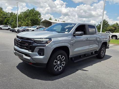 Used 2025 Chevrolet Colorado Z71 AWD/4WD image 3