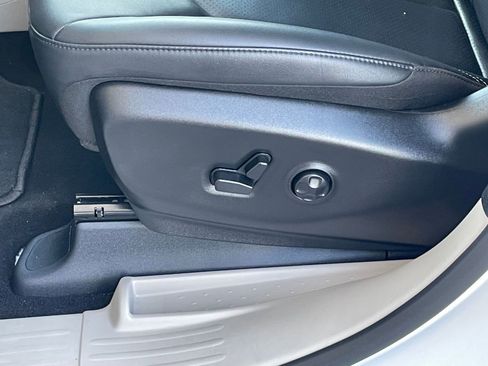 Used 2024 Chrysler Pacifica Touring-L image 23