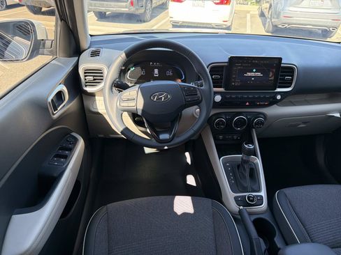 Used 2024 Hyundai Venue Limited FWD image 8