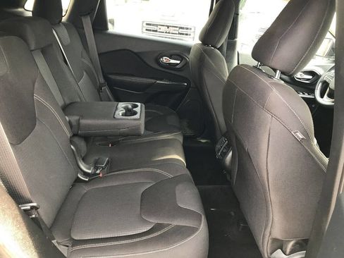 Used 2015 Jeep Cherokee Latitude FWD image 32