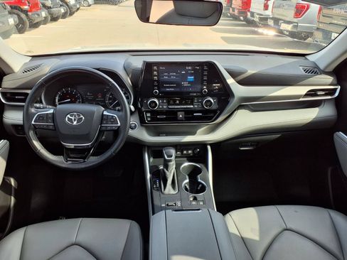 Used 2020 Toyota Highlander XLE FWD image 9