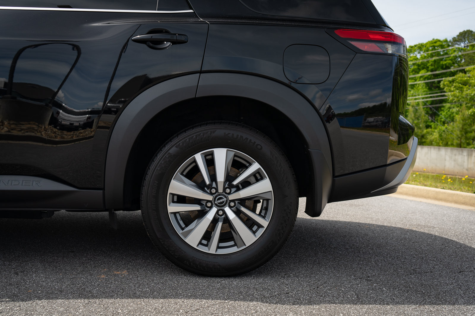 Used 2024 Nissan Pathfinder SL w/ Black Appearance Package FWD image 6