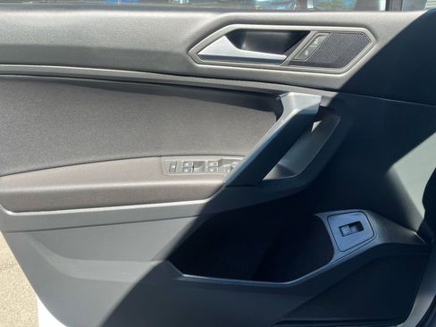 Used 2019 Volkswagen Tiguan SEL R-Line AWD/4WD image 18