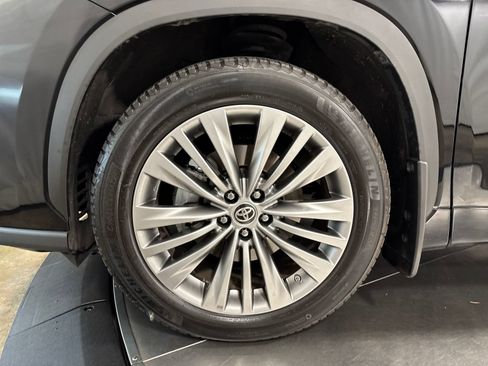 Used 2020 Toyota Highlander Platinum AWD/4WD image 2