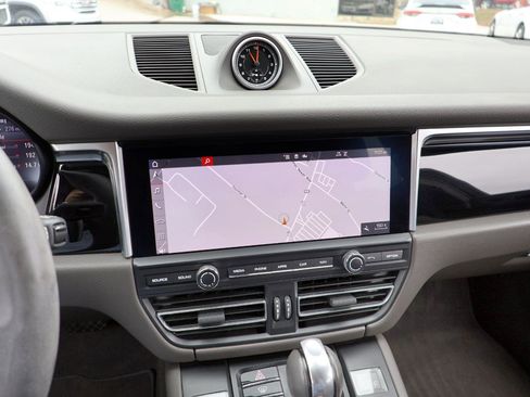 Used 2021 Porsche Macan image 46