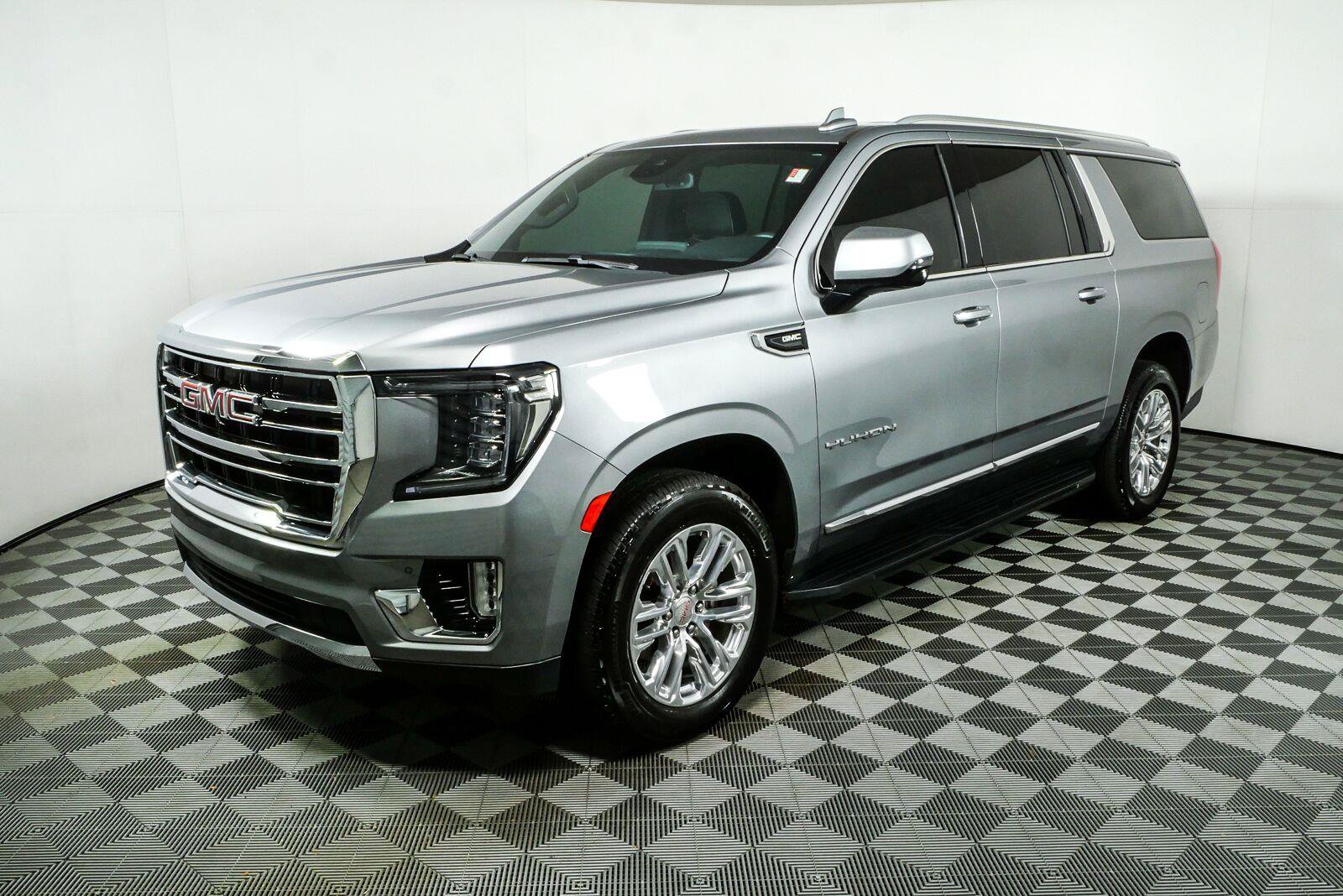 Used 2023 GMC Yukon XL SLT w/ SLT Luxury Package RWD image 4