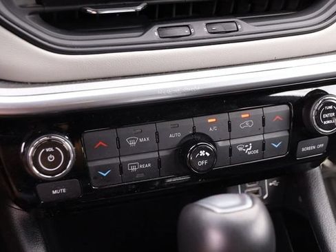 Used 2025 Jeep Compass Limited AWD/4WD image 17