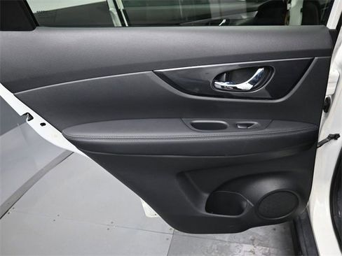 Used 2017 Nissan Rogue SV image 29