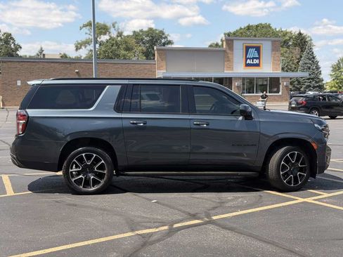 Used 2021 Chevrolet Suburban RST AWD/4WD image 4