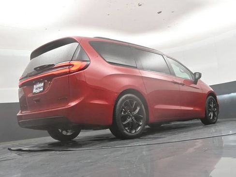 Used 2025 Chrysler Pacifica Limited FWD image 42