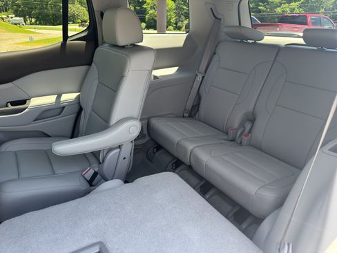 Used 2023 GMC Acadia SLT w/ Technology Package AWD/4WD image 16