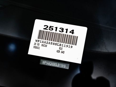 Certified 2025 Porsche Macan AWD/4WD image 30