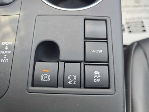 Certified 2025 Toyota Highlander XLE FWD image 34