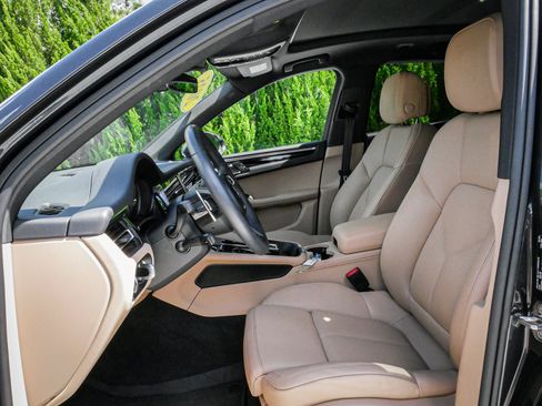 Used 2025 Porsche Macan AWD/4WD image 16