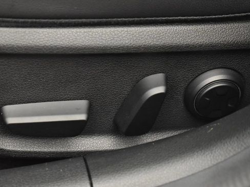 Used 2025 Genesis G70 2.5T AWD/4WD image 16