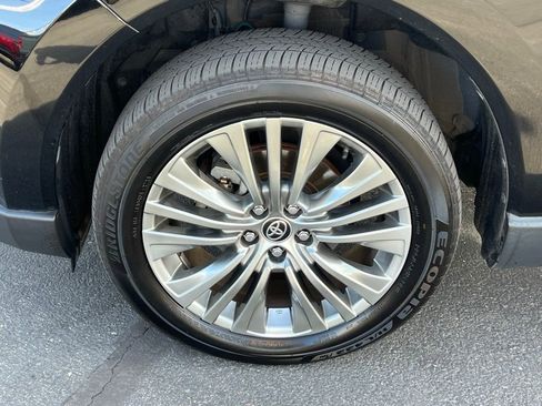 Used 2022 Toyota Venza XLE image 11