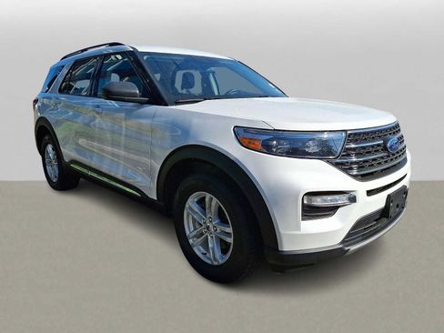 Used 2022 Ford Explorer XLT w/ Equipment Group 202A AWD/4WD image 3