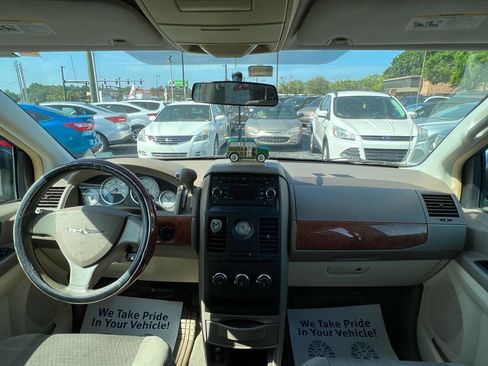 Used 2008 Chrysler Town & Country LX image 14