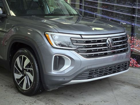 Used 2024 Volkswagen Atlas SE image 2