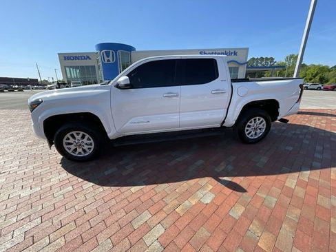 Used 2025 Toyota Tacoma SR5 w/ SR5 Upgrade Package AWD/4WD image 28