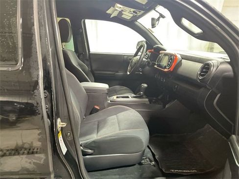 Used 2016 Toyota Tacoma TRD Off-Road image 23