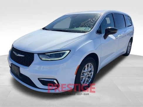 Used 2024 Chrysler Pacifica Touring-L image 11