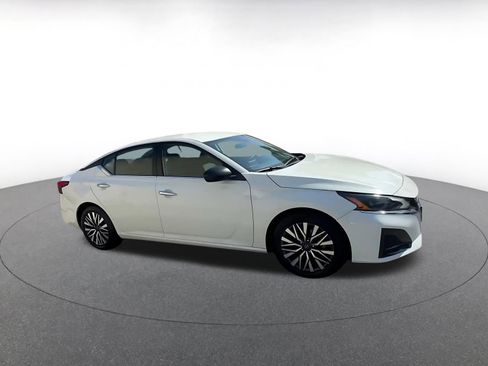Used 2025 Nissan Altima 2.5 SV FWD image 2