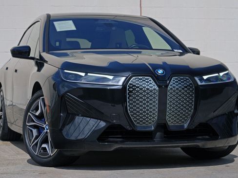 Used 2022 BMW iX xDrive50 w/ Sport Package AWD/4WD image 4