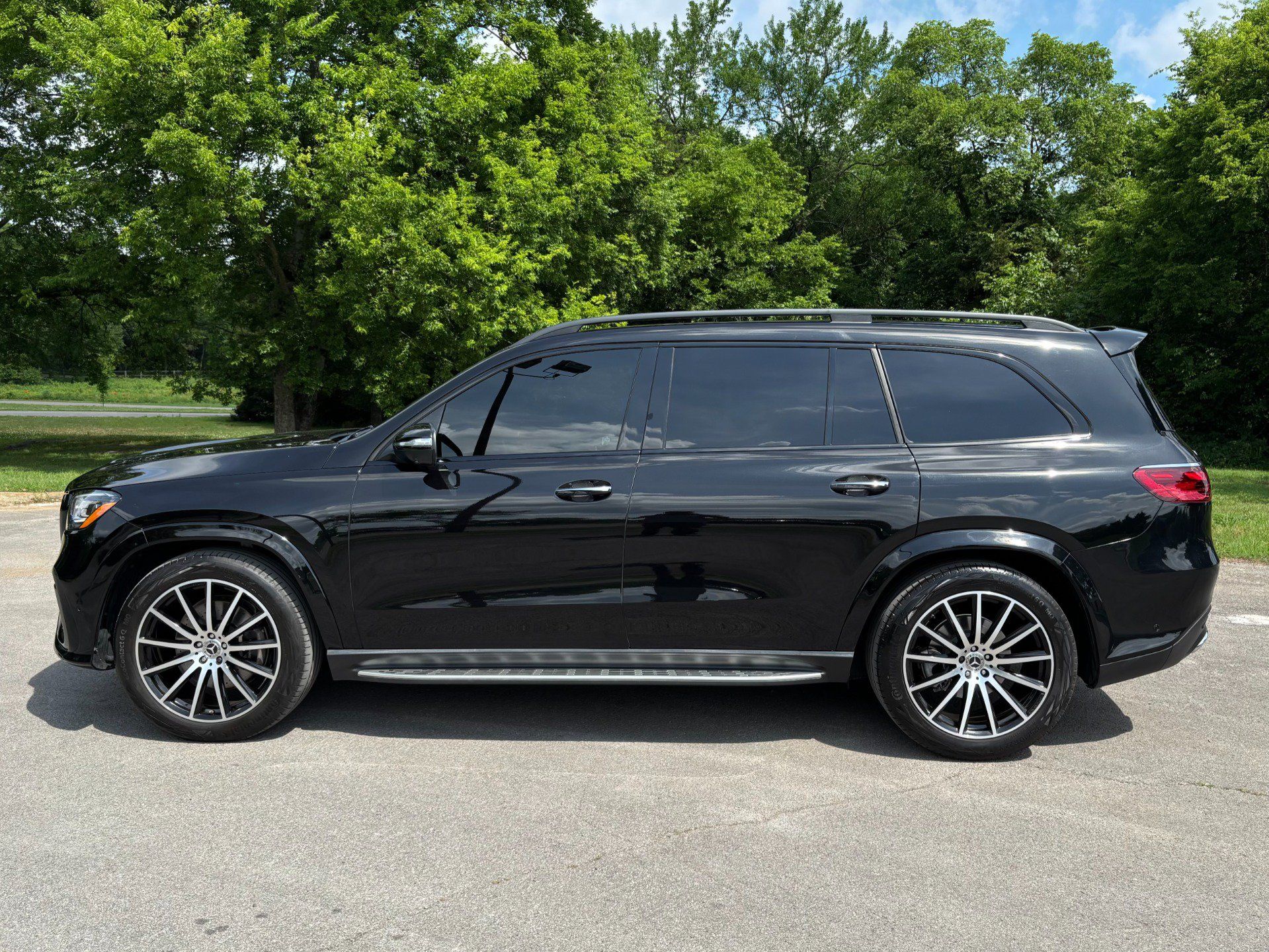 Used 2025 Mercedes-Benz GLS 450 4MATIC w/ AMG Line Exterior image 7