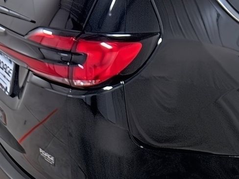 Used 2024 Chrysler Pacifica Touring-L image 13