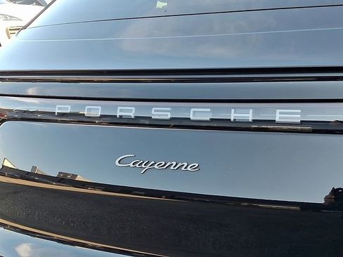Certified 2023 Porsche Cayenne Platinum Edition image 34