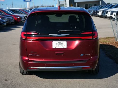 Used 2022 Chrysler Pacifica Touring-L image 6