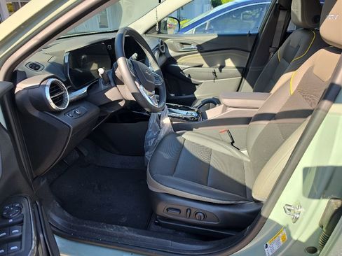 Used 2025 Chevrolet Trax ACTIV w/ Sunroof Package FWD image 2