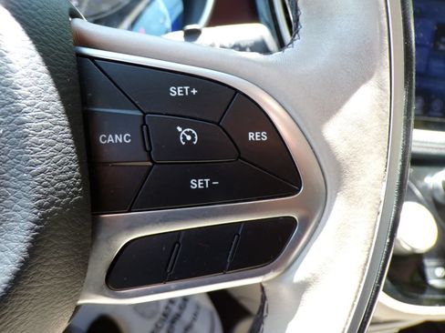 Used 2017 Chrysler Pacifica Limited FWD image 32