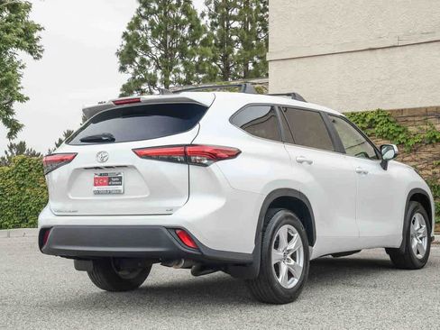 Used 2023 Toyota Highlander LE FWD image 7