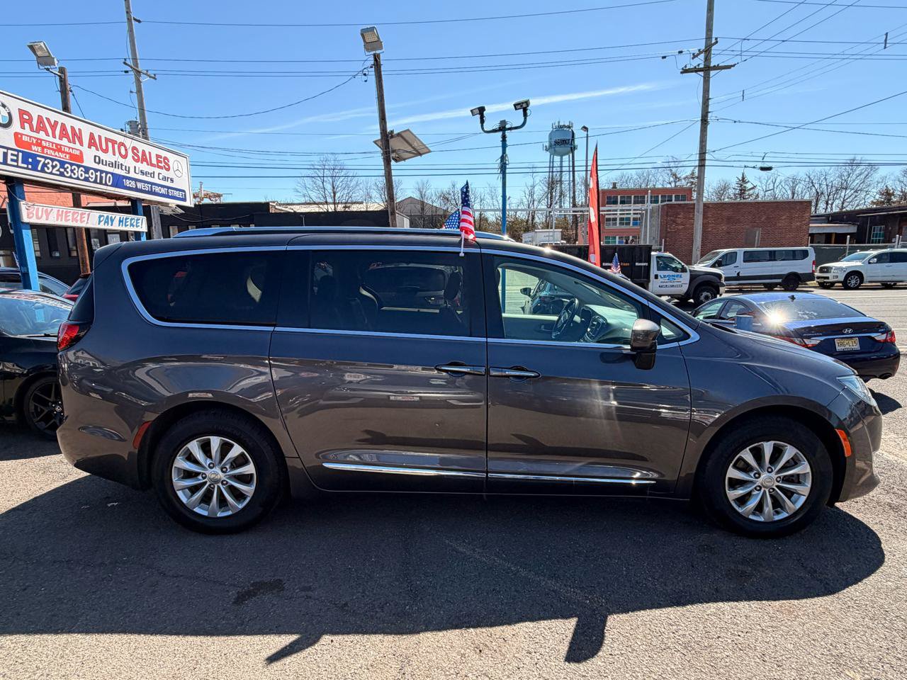 Used 2019 Chrysler Pacifica Touring-L FWD image 3