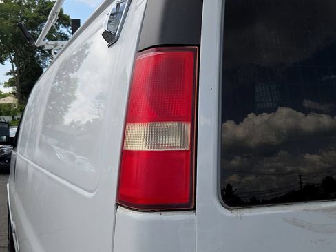 Used 2010 Chevrolet Express 1500 RWD image 15