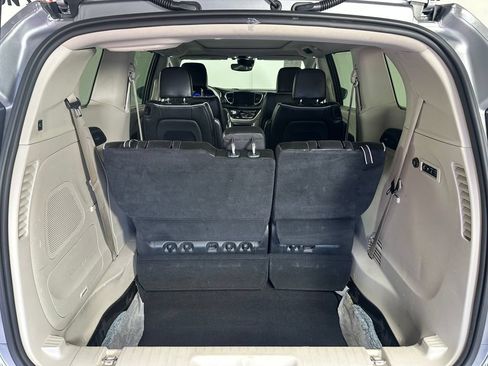 Used 2021 Chrysler Pacifica Limited AWD/4WD image 6
