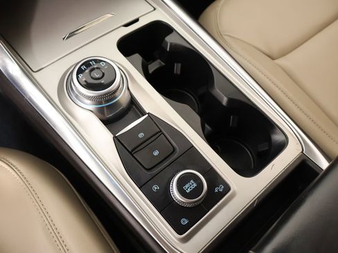 Used 2024 Ford Explorer XLT w/ Equipment Group 202A image 8