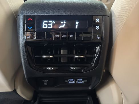 Used 2023 Jeep Grand Cherokee L Limited w/ Luxury Tech Group II AWD/4WD image 14
